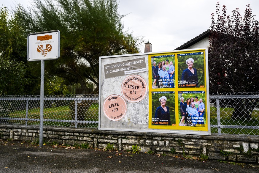 Des affiches pour la campagne des elections communales le samedi 15 octobre 2022 a Alle dans le canton du Jura. La commune d&#039;Alle a decide de reporter les elections communales, qui devaient avoir ...