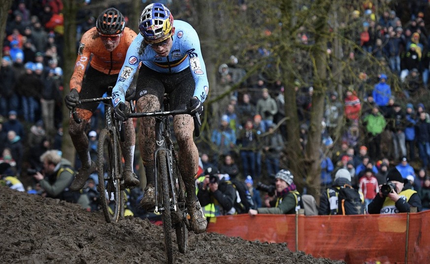 Le Belge Wout van Aert devant le Néerlandais Mathieu van der Poel en 2018.