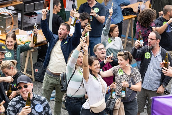 Around 3,000 people are attempting to break the world record for the most wine bottles opened simultaneously, aiming to enter the Guinness Book of World Records, in Chardonne, Switzerland, on Saturday ...
