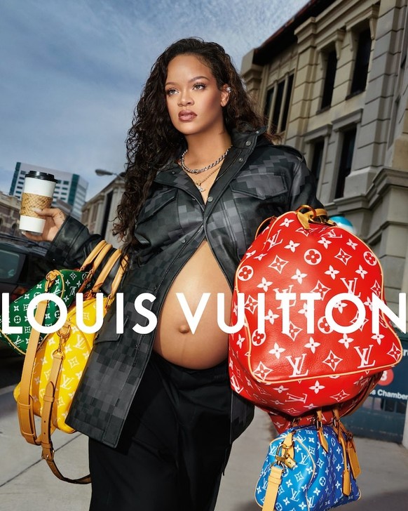 Louis Vuitton a eu la délicatesse de ne pas gommer la ligne brune du ventre de Rihanna. Pour le reste, rien ne laisse penser que la peau de la star respire.