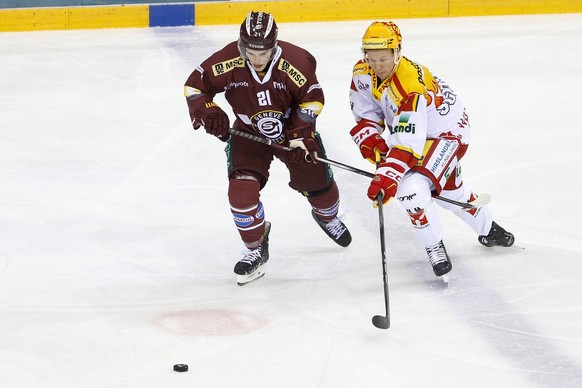 Geneve-Servette&#039;s defender Tim Berni, left, vies for the puck with PostFinance Top Scorer forward Toni Rajala, right, during a National League regular season game of the Swiss Championship betwee ...