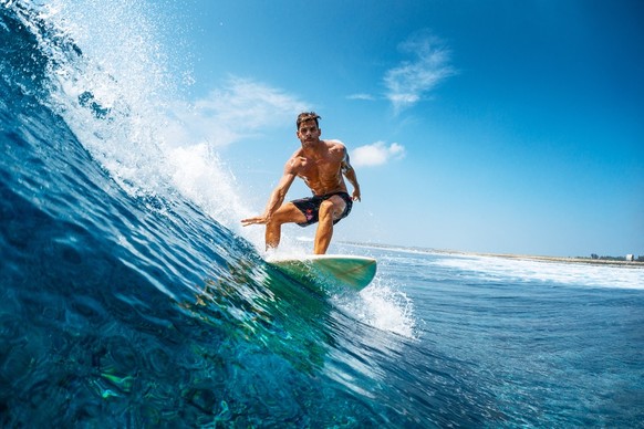 Le genre de clichés associés aux surfeurs, automatiquement beaux, musclés et qui dominent la nature.