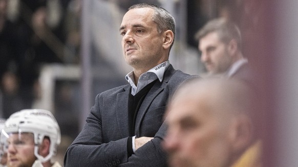 Servette&#039;s Head Coach Jan Cadieux, during the fourth leg of the National League Swiss Championship quarter final playoff game between HC Lugano and Geneve Servette HC at the ice stadium Corner Ar ...