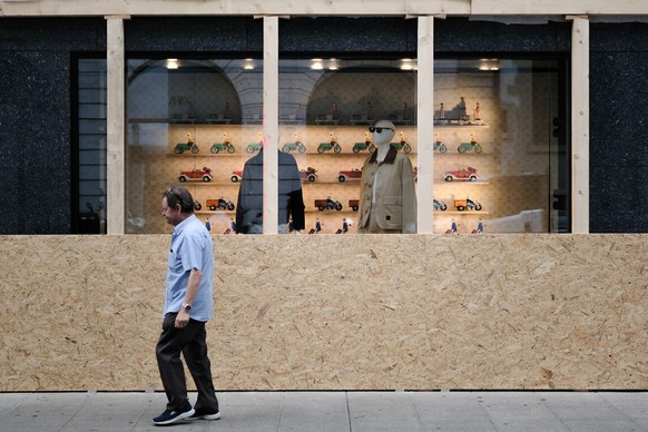 La très chic rue du Rhône se barricade. Ici la boutique Louis Vuitton.