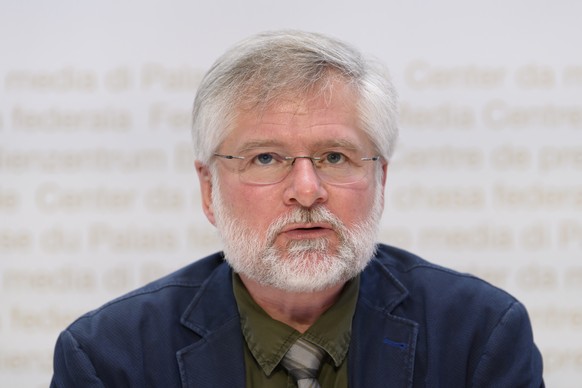 Rudolf Hauri, Kantonsarzt Zug, Praesident der Vereinigung der Kantonsaerztinnen und Kantonsaerzte VKS, spricht waehrend einer Medienkonferenz zur aktuellen Situation des Coronavirus, am Dienstag, 1. F ...