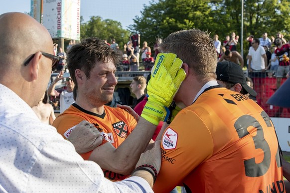 Neuenburgs Torhueter Laurent Walthert, Mitte, und Neuenburgs Torhueter Matthias Minder, rechts, feiern nach dem Ligaerhalt nach dem Barrage Rueckspiel zwischen dem FC Aarau und Neuchatel Xamax FCS, am ...