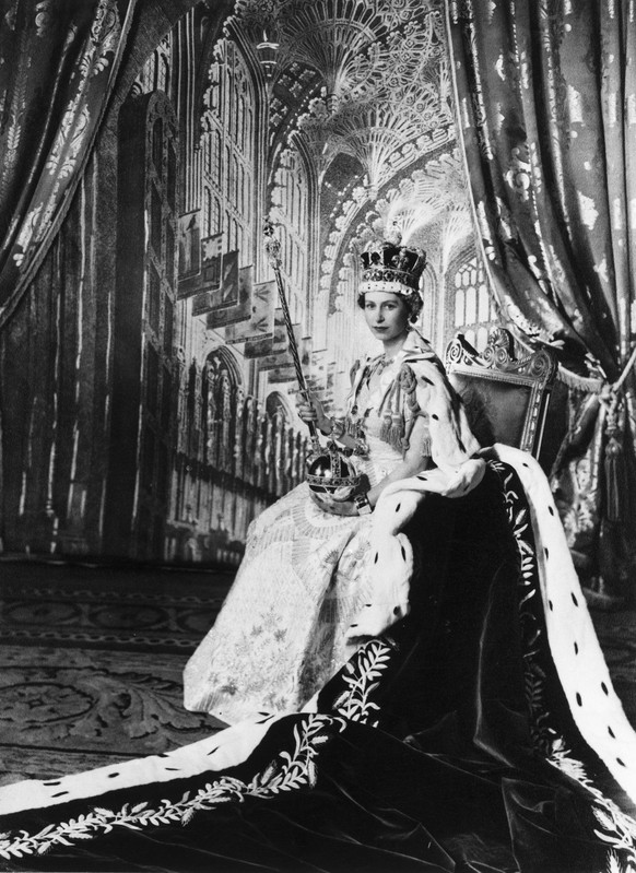 epa10173404 (FILE) - British Queen Elizabeth II is crowned at Westminster Abbey in London, Britain, 02 June 1953. Here is the official portrait after the coronation in the throne room of Buckingham Pa ...