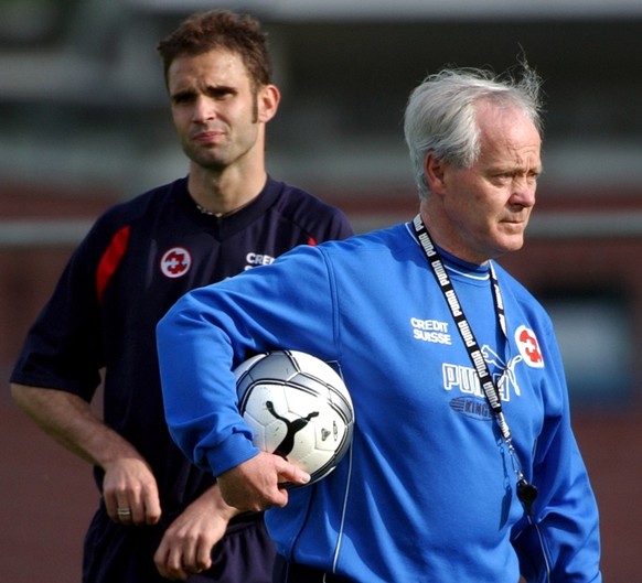 L&#039; entraineur de l&#039; equipe suisse de football, Koebi Kuhn, droite, donne des conseils a Leonard Thurre, gauche, lors d&#039; un entrainement ce mardi 29 avril 2003 a Prangins, Vaud. L&#039;e ...