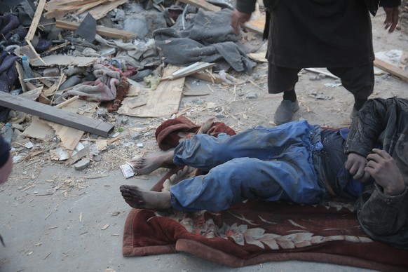 epa12826462 Victims of alleged Pakistani airstrikes are shifted from the scene, in Kabul, Afghanistan, 17 March 2026. Afghan authorities alleged that Pakistani strikes targeted a drug addiction treatm ...