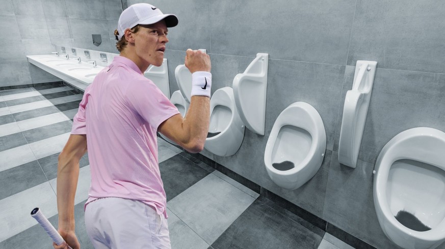 Sinner a un drôle de rituel dans les WC