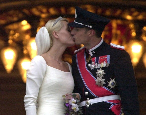 Mette-Marit and Haakon FILED - 08 December 2000, Norway, Oslo: On the balcony of the Royal Palace in Oslo, Crown Prince Haakon and Crown Princess Mette-Marit kiss after their wedding at Oslo Cathedral ...