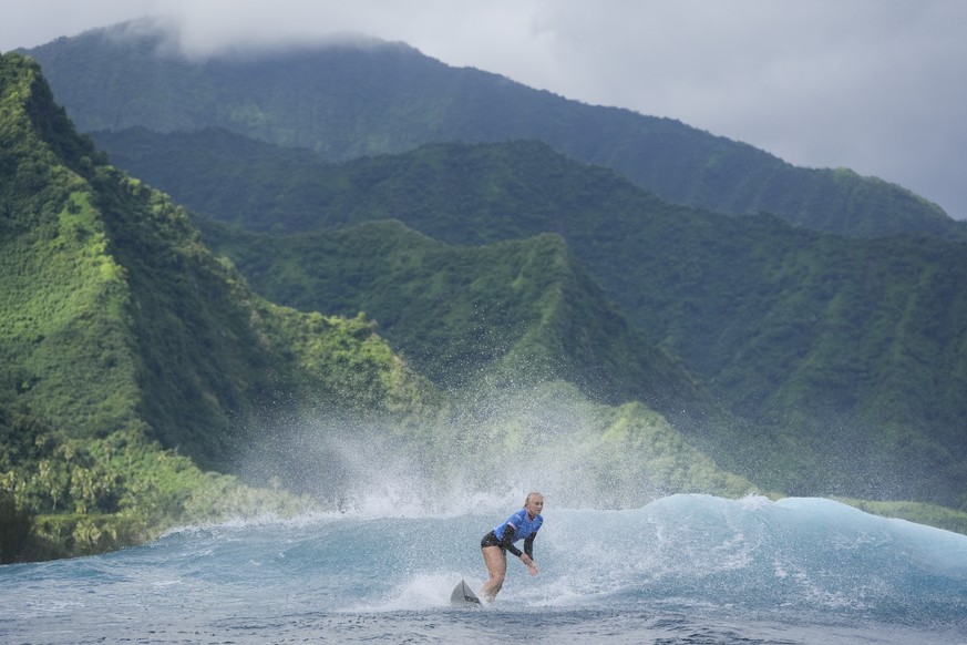 Tatiana Weston-Webb, of Brazil, surfs during the gold medal match of the surfing competition at the 2024 Summer Olympics, Monday, Aug. 5, 2024, in Teahupo&#039;o, Tahiti. (AP Photo/Gregory Bull)