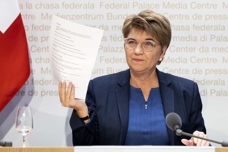 Bundesraetin Viola Amherd gibt waehrend einer Medienkonferenz ihren Ruecktritt bekannt und zeigt eine Liste mit Erfolgen, am Mittwoch, 15. Januar 2024 in Bern. (KEYSTONE/Peter Klaunzer)