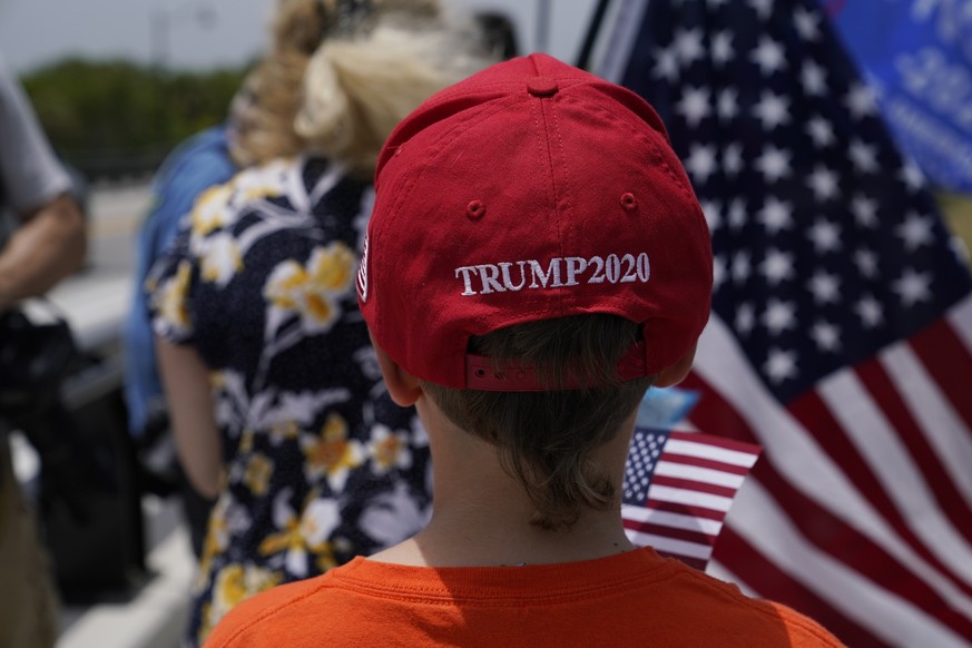 Edward Barkovskaya walks along a bridge near an entrance to former President Donald Trump&#039;s Mar-a-Lago estate, Tuesday, Aug. 9, 2022, in Palm Beach, Fla. The FBI searched Trump&#039;s Mar-a-Lago  ...