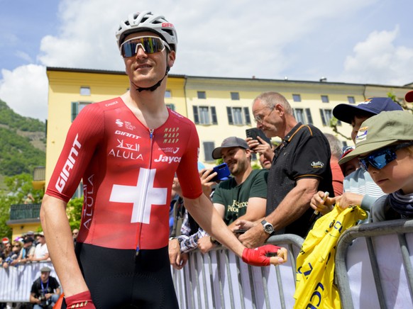 Mauro Schmid roule depuis deux ans avec le maillot de champion de Suisse sur les 駱aules.