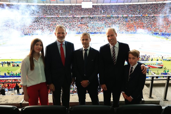 Une loge très royale: le prince William avec son fils George, aux côtés du roi Felipe VI et de la princesse Sofia.