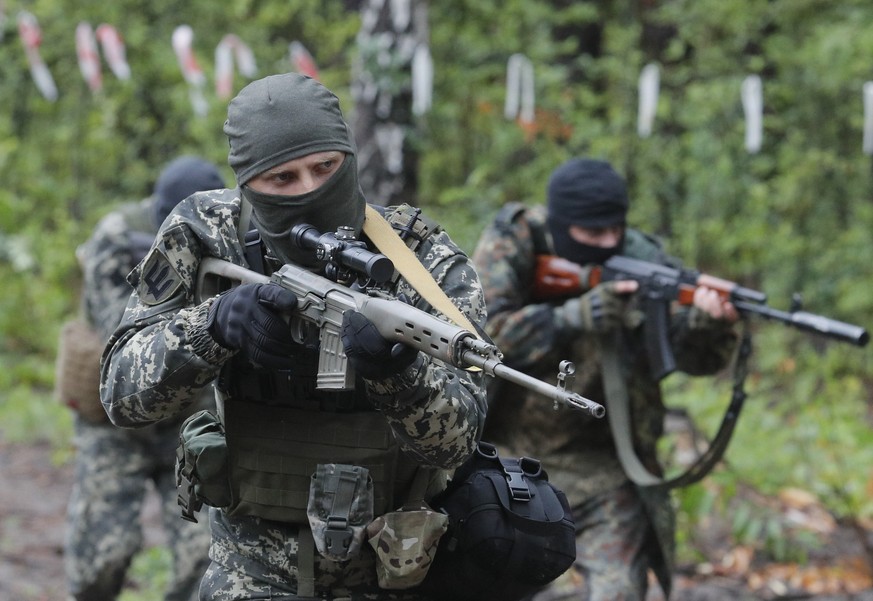epa10068789 Members of the Bucha territorial defense forces attend their combat training on the former fortified area of Russian troops near Kyiv (Kiev), Ukraine, 13 July 2022. Russian troops on 24 Fe ...