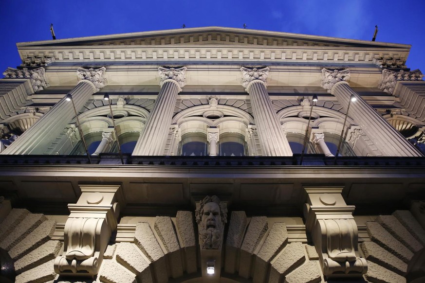 Die beleuchtete Fassade des Bundeshaus&#039; aufgenommen waehrend dem Einbruch der Nacht, am Montag, 3. November 2014, in Bern. (KEYSTONE/Peter Klaunzer)