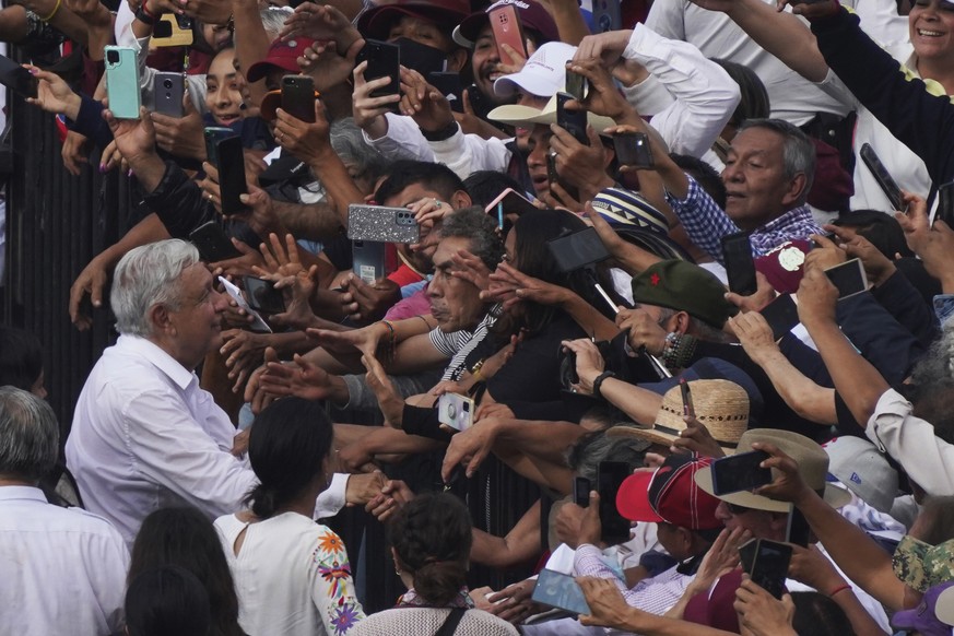 Le président mexicain Andrés Manuel López Obrador salue ses nombreux partisans à Mexico, dimanche.