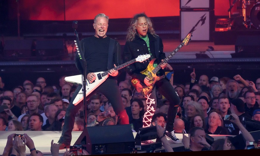 epa10015375 Singer James Hetfield (L) and guitarust Kirk Hammett of the US band Metallica perform on the Helviti stage during the Copenhell heavy metal festival in Copenhagen, Denmark, 15 June 2022 (i ...