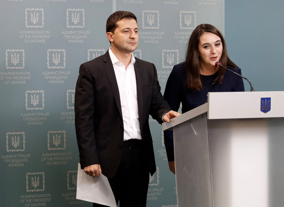 Julia Mendel règle ses comptes avec Zelensky face à Tucker Carlson