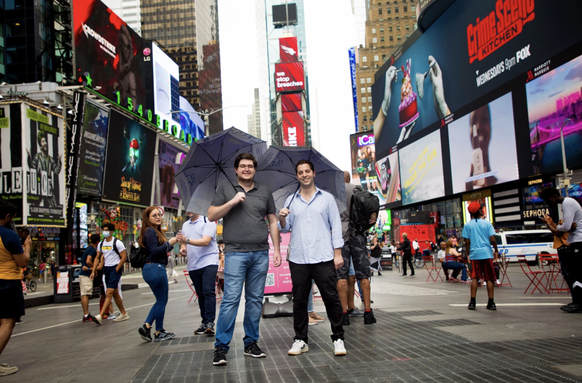 Les cofondateurs brésiliens de Rentbrella, tout sourire, à New York.
