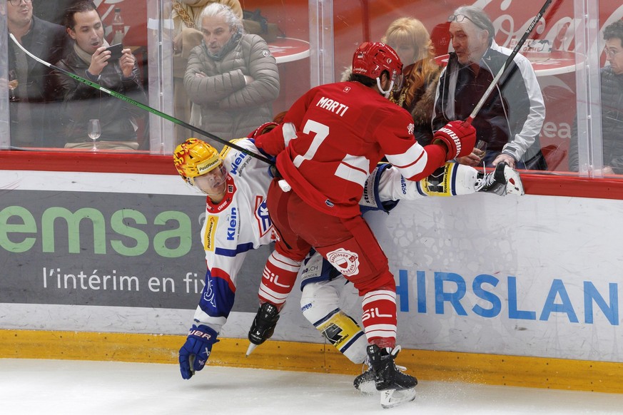 Lausanne&#039;s defender Aurelien Marti #7 body checks PostFinance Top Scorer Kloten&#039;s forward Jonathan Ang, left, during a National League regular season game of the Swiss Championship between L ...