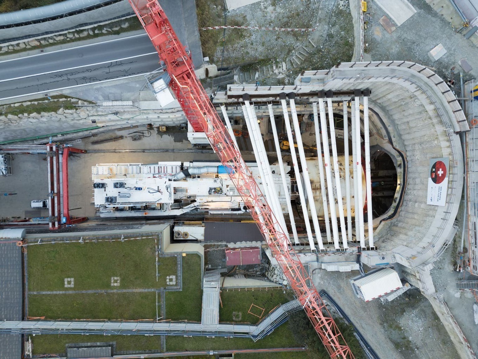 d&#039;énormes tunneliers pénètrent dans le Gothard.