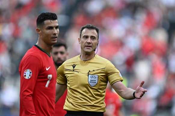 ARCHIV - 22.06.2024, Nordrhein-Westfalen, Dortmund: Fußball: UEFA Euro 2024, EM, Türkei - Portugal, Vorrunde, Gruppe F, Spieltag 2, Stadion Dortmund, Schiedsrichter Felix Zwayer spricht mit Portugals  ...