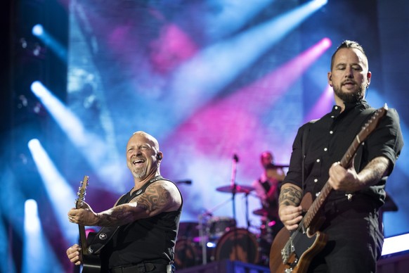 Die beiden Schweizer Musiker Goelae, links, und Trauffer unterhalten bei ihrem Konzert als Bueetzer Buebe im Stadion Letzigrund in Zuerich, aufgenommen am Freitag, 19. August 2022. (KEYSTONE/Ennio Lea ...