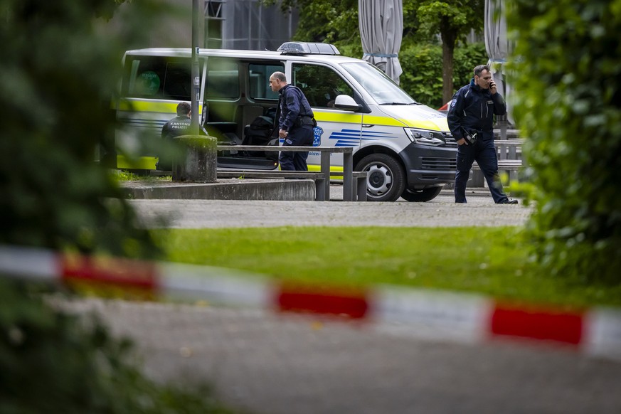 Einsatzkraefte der Polizei auf dem Gelande des Bildungszentrums Zofingen BZZ nach einem Messerangriff eines unbekannten Mannes auf mehrere Personen an verschiedenen Orten in Zofingen am Mittwoch, 15.  ...