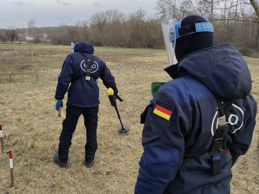 Serhii Shmyrov et Pavlo Mykyento, à la recherche des mines.