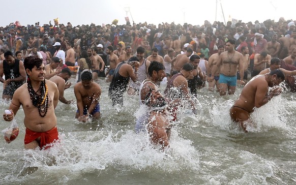 Bains rituels lors de la Kumbh Mela