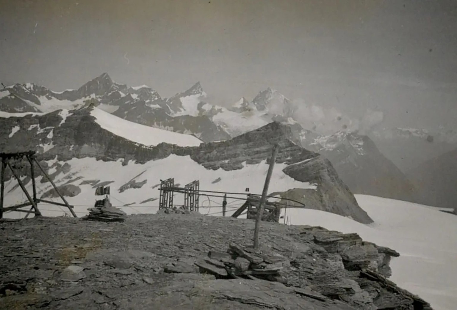 Des pylônes (à gauche) et le téléphérique auxiliaire (au centre): photos des constructions «sauvagement» dressées sur la Testa Grigia, août 1937.
https://viewer.recherche.bar.admin.ch/?manifest=https: ...