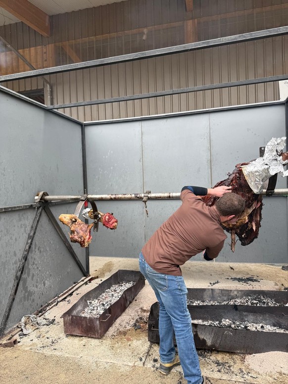 Pour les 10 ans du Séchoir d'Orbe, un bœuf rôti à la broche a été servi aux convives.