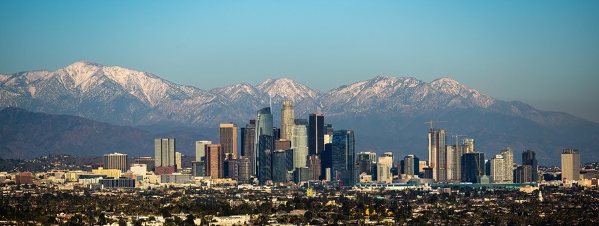 Panorama de la ville de Los Angeles, qui est située proche des montagnes.