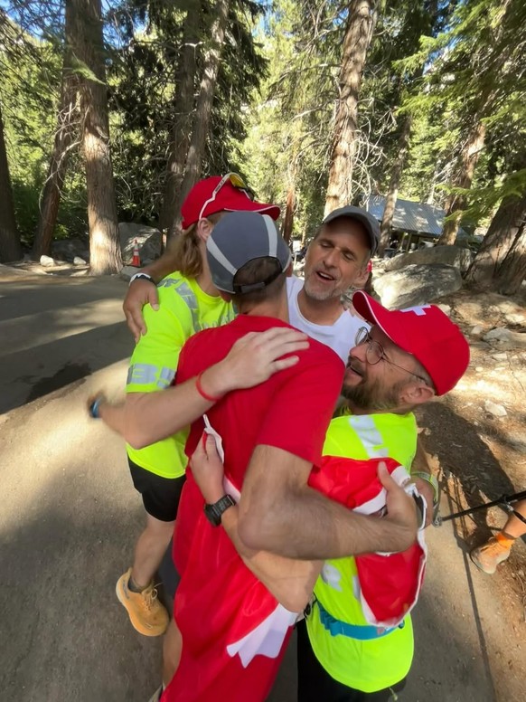 Trois personnes ont accompagné Martin pendant sa course: un Suisse et un Allemand, deux excellents coureurs, ainsi qu’un Américain, déjà membre d’une équipe l'an passé. «Intégrer un "crew" peut facili ...