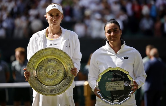 epa10061935 Winner Elena Rybakina (L) of Kazakhstan and runner-up Ons Jabeur of Tunisia pose with their trophies after their women&#039;s final match at the Wimbledon Championships, in Wimbledon, Brit ...