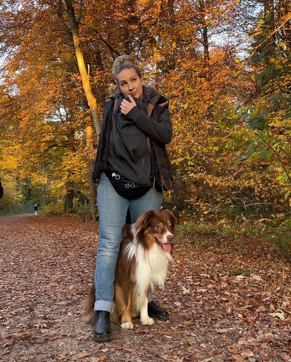 Aujourd'hui, en plus de l'enfant tant désiré, un chien fait également partie du bonheur familial.