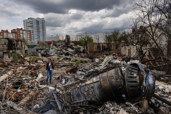 Les débris d'un avion russe Su-34 à Tchernihiv,