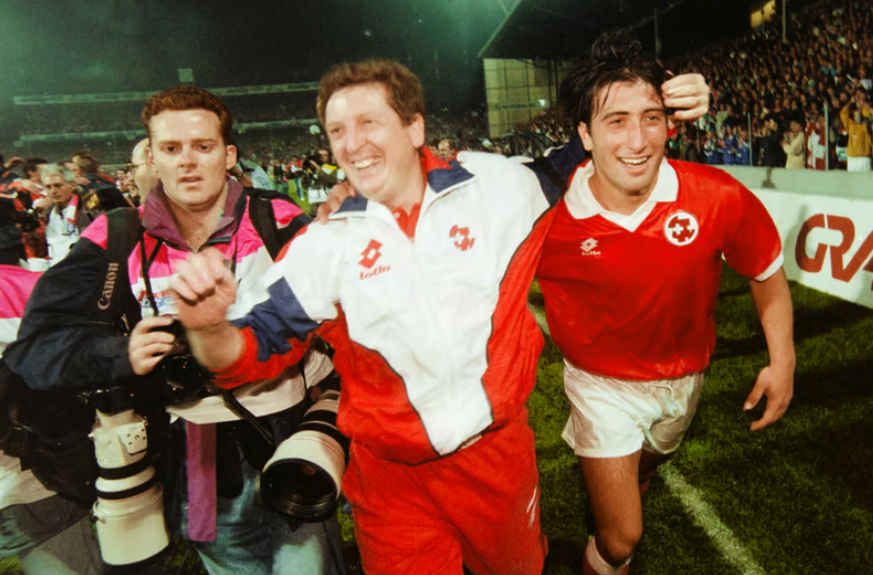 Murat Yakin (à droite) et Roy Hodgson (centre) se sont finalement réconciliés et ont emmené la Nati à l'Euro 1996.