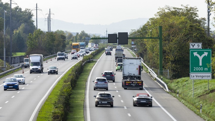 Des vehicules roulent sur l'autoroute A1 entre Coppet et l'echangeur Le Vengeron, ce mardi 22 octobre 2024 a Collex-Bossy pres de Geneve. Le citoyens suisses se prononceront sur 4 objets fed ...