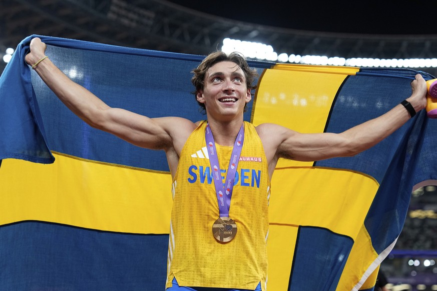 Sweden&#039;s Armand Duplantis poses after winning the gold medal in the men&#039;s pole vault final, setting a new world record of 6.30 meters, at the World Athletics Championships in Tokyo, Monday,  ...