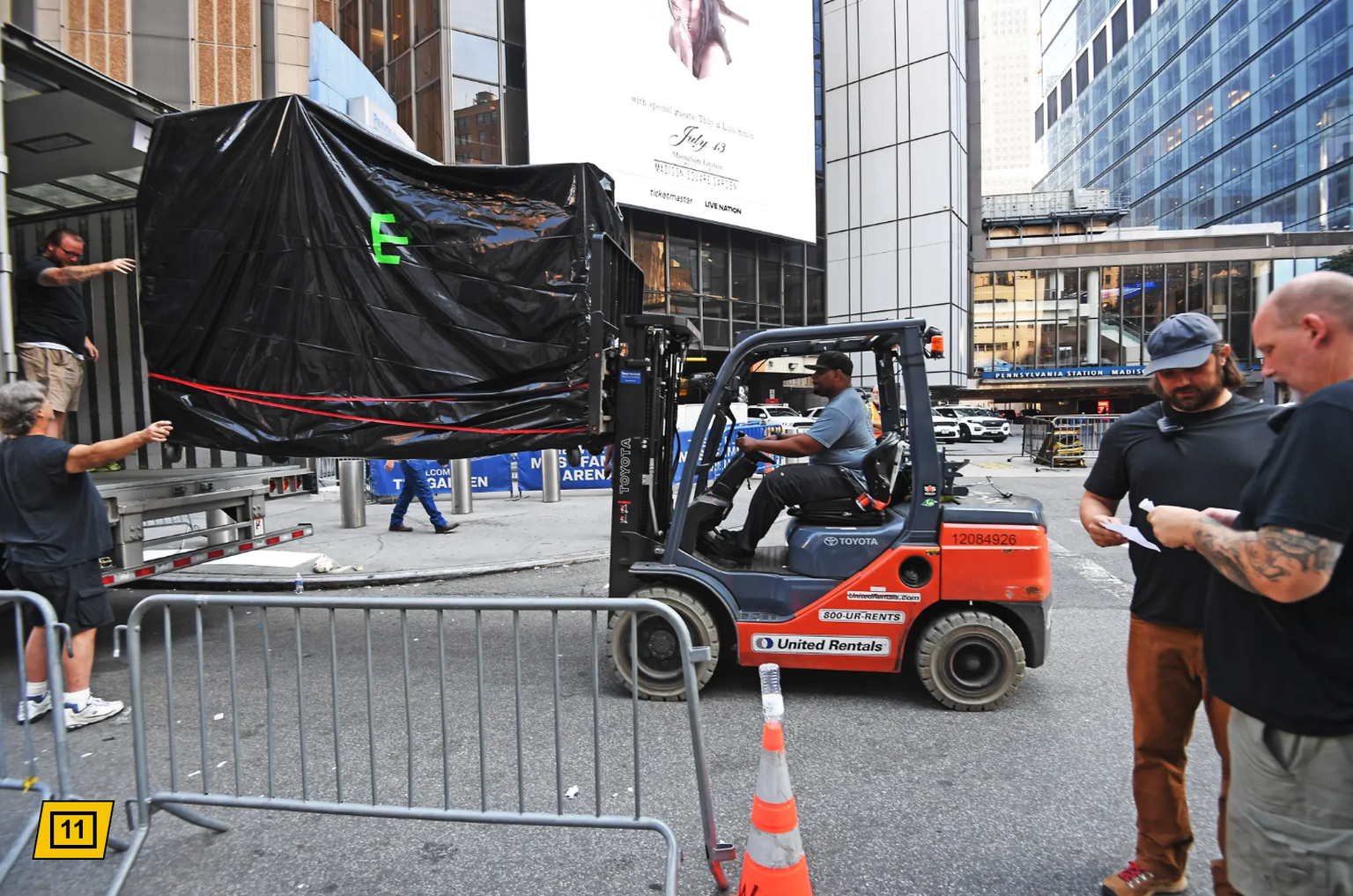 Les rues aux abords du Madison Square Garden sont en pleine effervescence et de nombreuses marchandises mystérieuses ont été livrées.