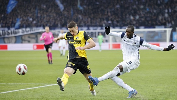 FC Zuerichs Assan Ceesay, rechts, gegen YBs Silvan Hefti beim Fussballspiel der Super League zwischen dem FC Zuerich und den BSC Young Boys im Letzigrund Stadion in Zuerich am Sonntag, 28. November 20 ...