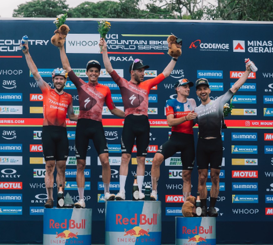 Le podium illégal au Brésil en avril dernier, avec cinq coureurs.