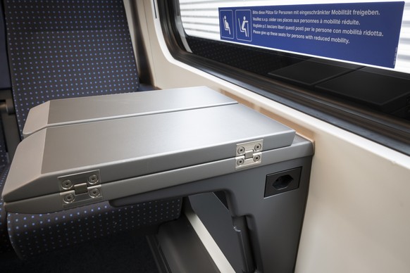 Une tablette avec une prise electrique est photographie dans l&#039;une des voitures 2eme classe du train ICN &quot;Mani Matter&quot;, lors d&#039;une presentation des CFF de leur premier train Interc ...