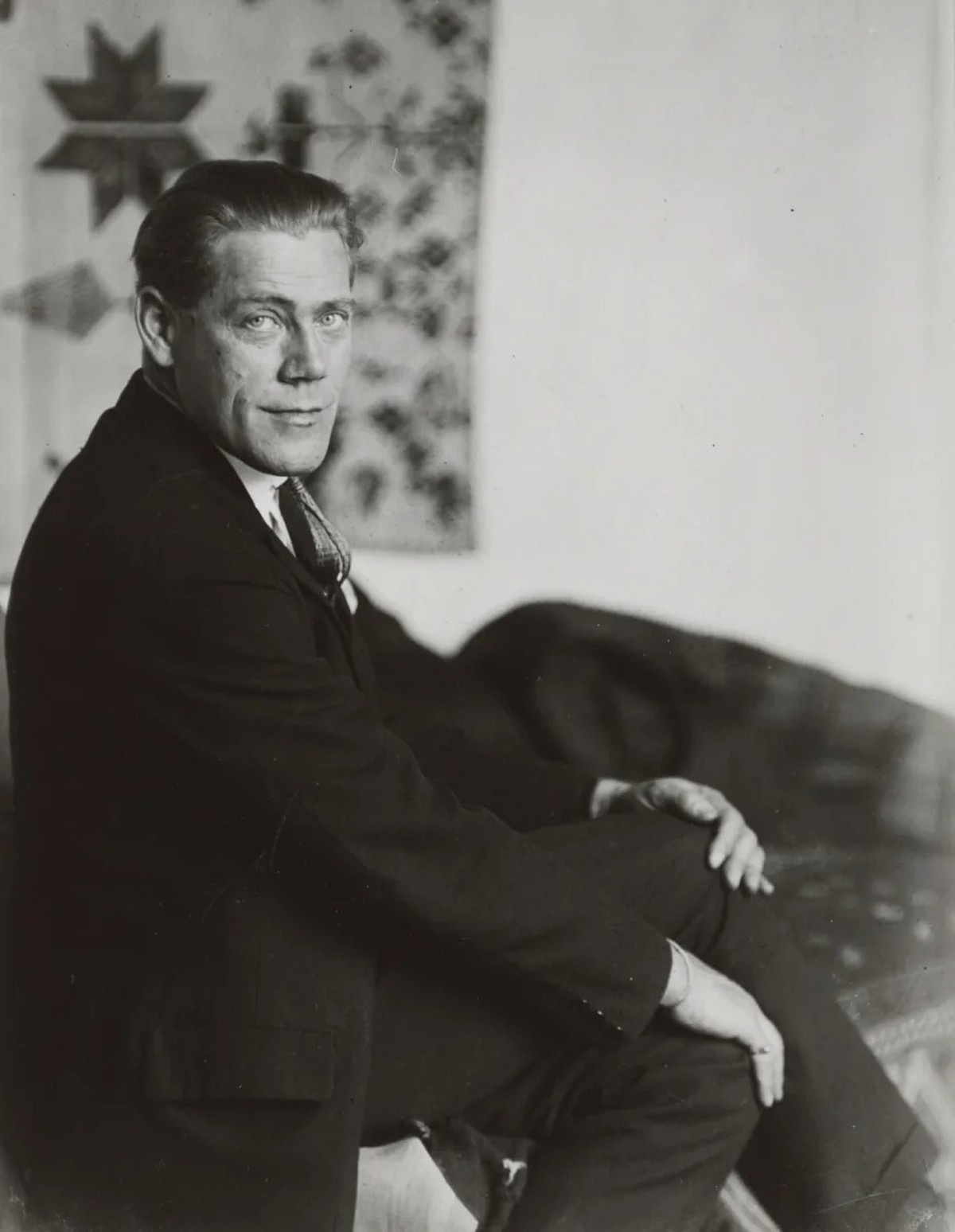 Fotografie von Han Coray, aufgenommen von Berenice Abbott zwischen 1925 und 1930.
https://www.clarkart.edu/ArtPiece/Detail/Portrait-of-Hans-Coray-(1)