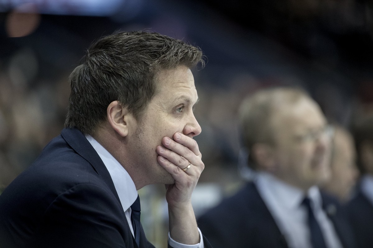 epa05788529 Finland's head coach Lauri Marjamaki gestures during the Sweden Hockey Games match Sweden vs Finland at the Scandinavium Arena in Goteborg, Sweden, February 12, 2017. EPA/Bjoern Larss ...