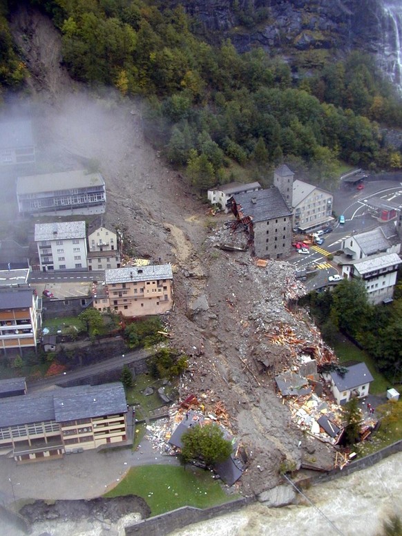 JAHRESRUECKBLICK 2000: INLAND: UNGLUECK - General view of the Swiss village of Gondo after heavy rain flooded the village, on Saturday, October 14, 2000. At least three people died in the village of G ...